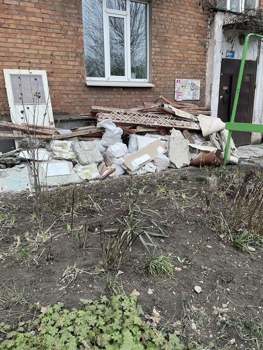 Очищення приміщень від мотлоху та сміття. Авто Nissan NV