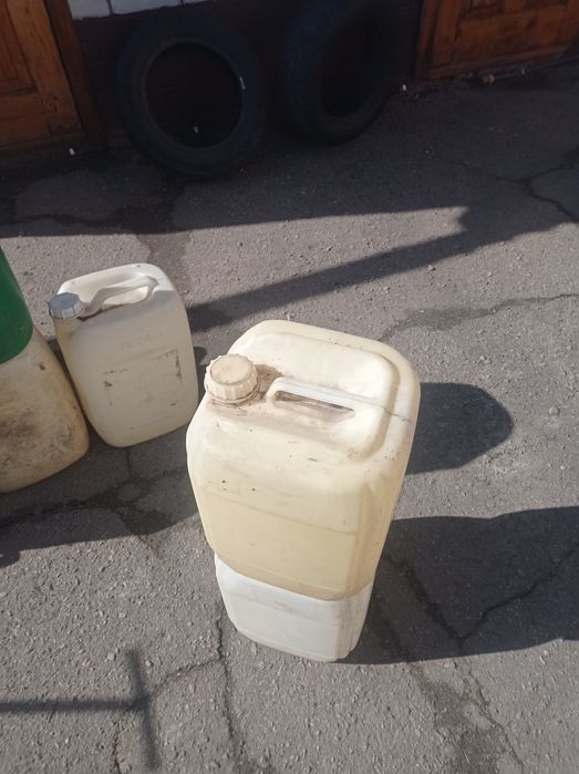 Продам пластиковые канистры 20 литров.