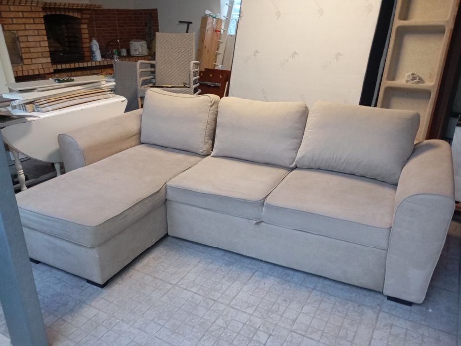 Sofá  com chaise longe, baú e cama.