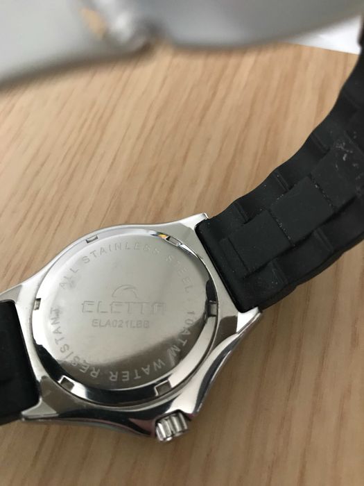 Relógio Eletta com pulseiras coloridas