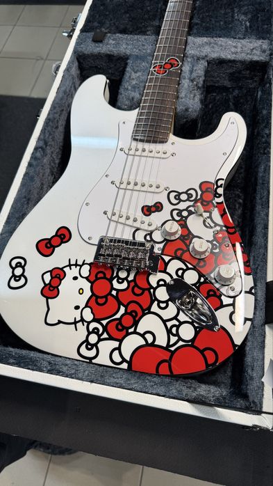 Fender Hello Kitty Stratocaster MIJフェンダー Fender x Hello Kitty」コラボレーションアイテムが限定で発売！