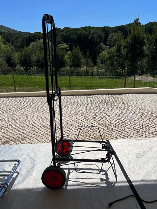 Carrinho de transporte metálico com rodas