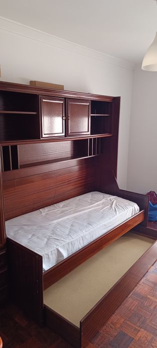 Cama com arrumação embutida + 1 cama extra