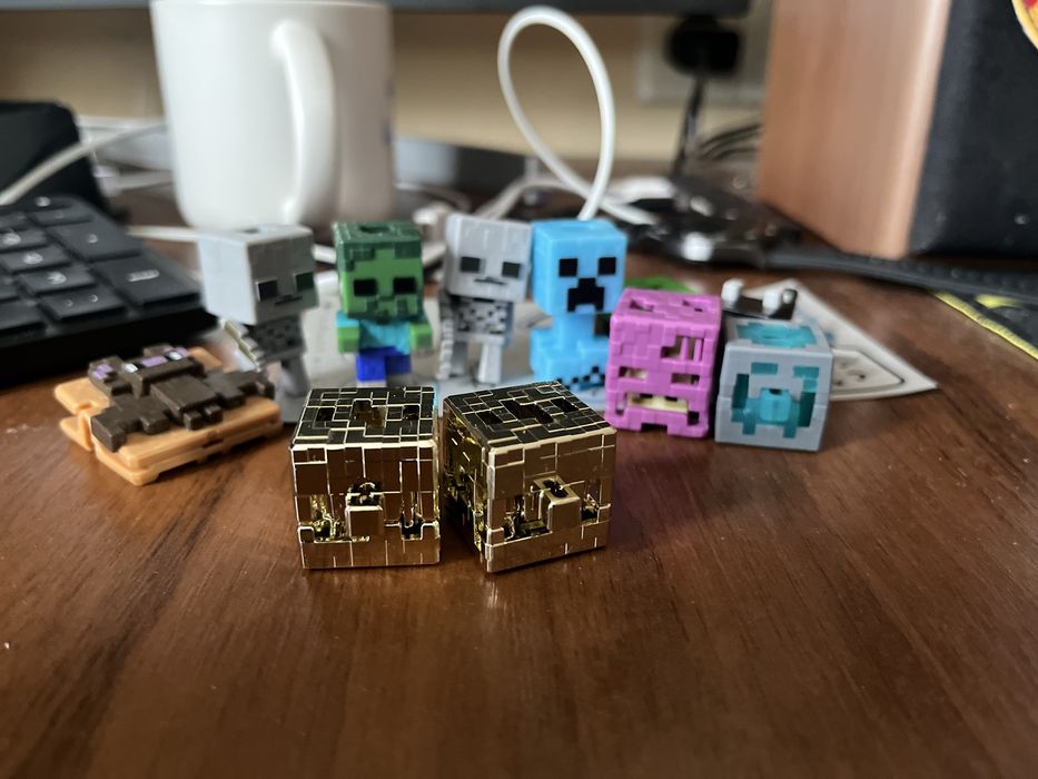 Продам фігурку майнрафт «золотий блок» кіндер джой