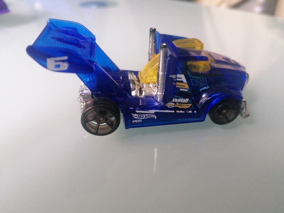 Hot Wheels resorak auto Mattel 2013