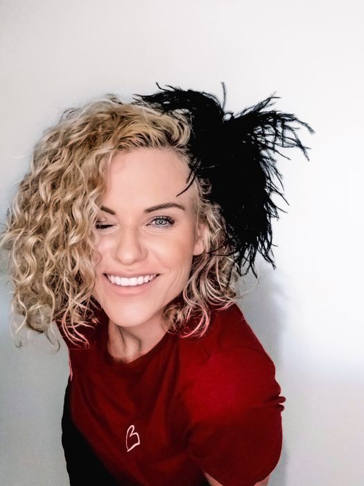 Czarna duża broszka ze strusich piór rozmiar xl