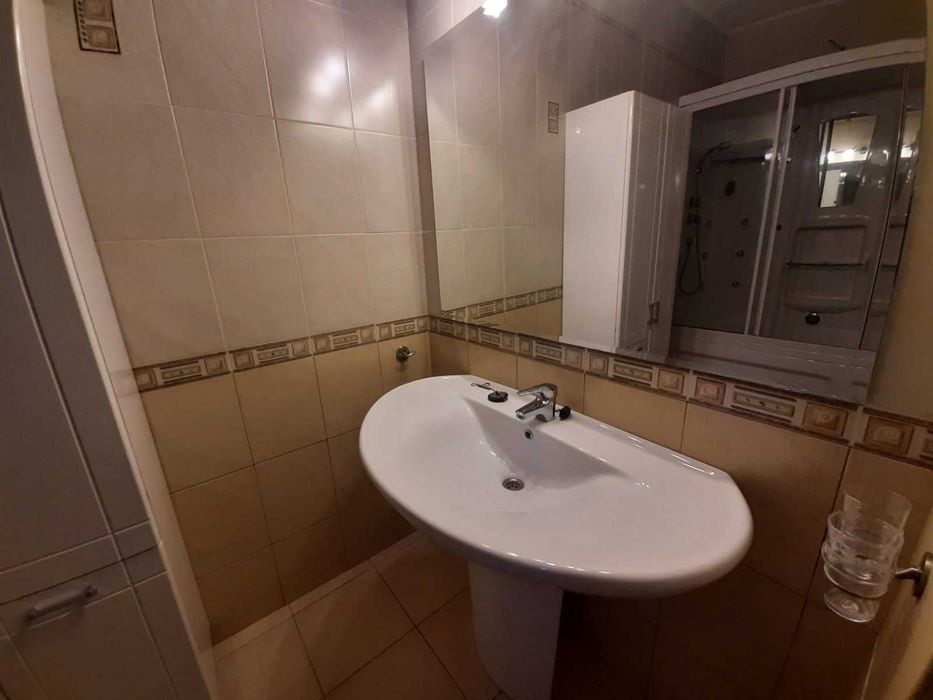 Киев. Дома 300 кв. Сауна. Джакузи. До 15 человек.