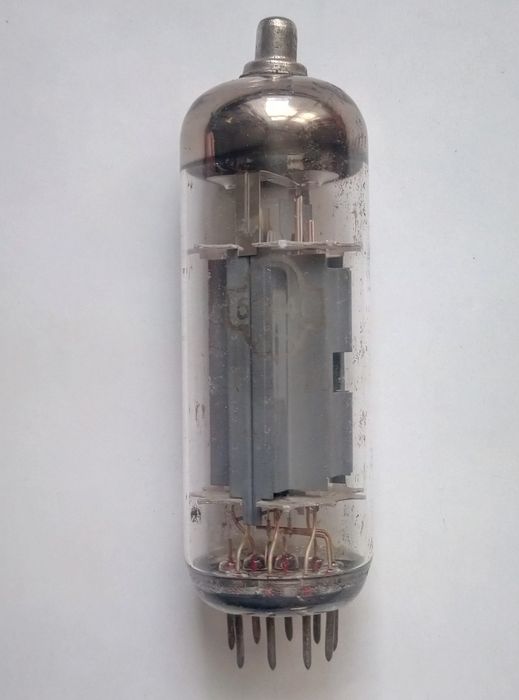 Вакуумні електролампи сім штук.
