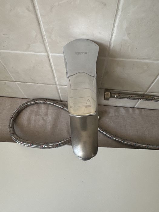 Змішувач для кухні та ванної кімнати з картриджем та шлангами.