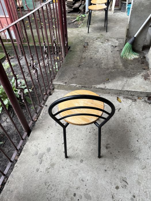 Ствльці металеві з деревяною сідушкую