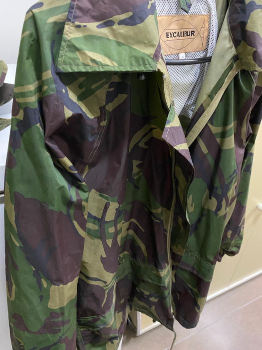 Conjunto de caça, colete/ casaco e calça / gorro/ cantil
