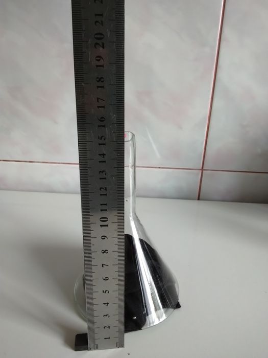 Лабораторна скляна лійка.