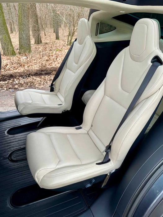 Tesla Model X 2018 рік