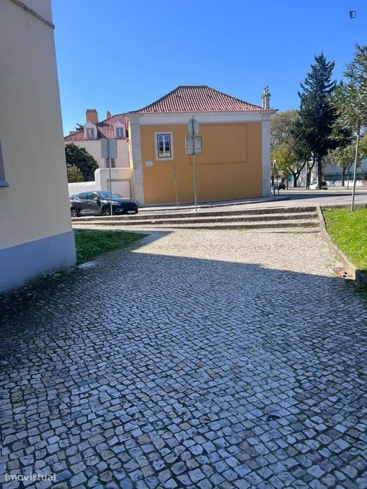 Quarto - localizado em Carnide Lisbon