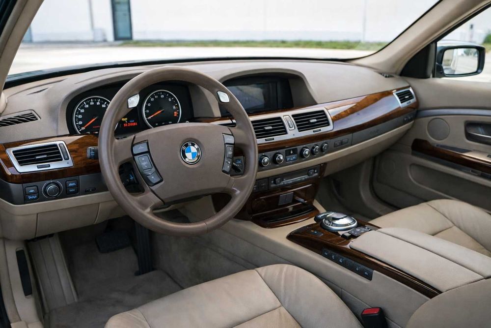 BMW 735i V8 – 272cv – Automático – Pele – 180.000 km