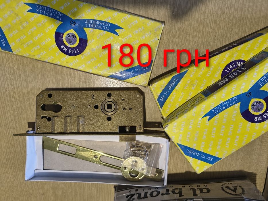 Дверная ручка. Петля, завис,