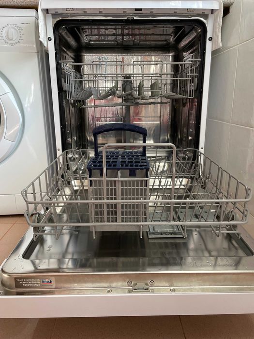 Hisense Machine in crockery - HS60240W. Fully Automated Dishwasher.