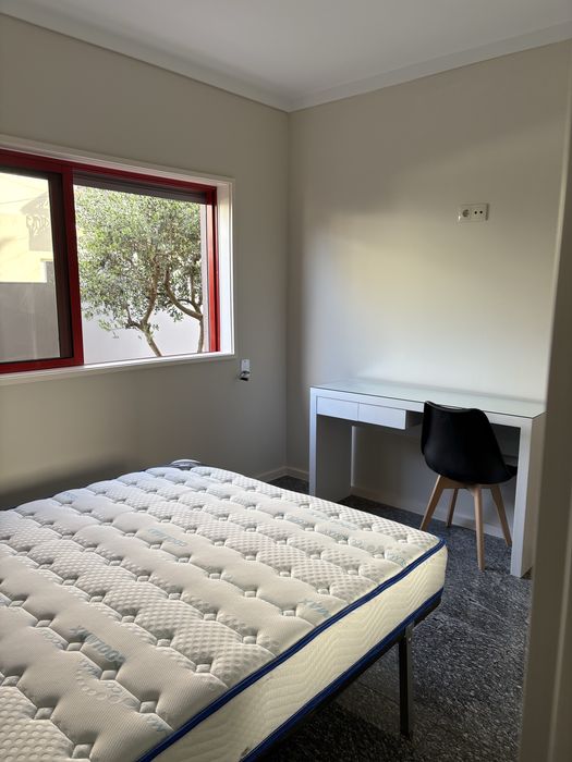 Alugo quarto junto ao metro de Santo Ovídio.