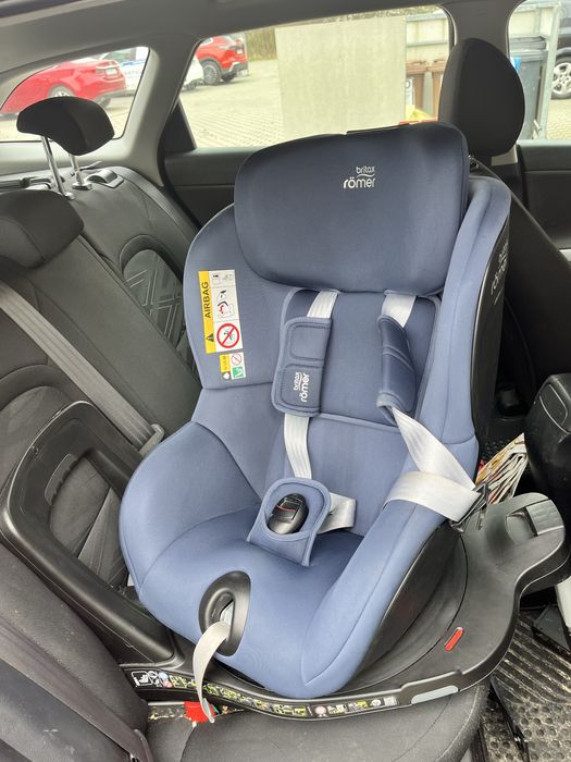 Fotelik samochodowy Britax Römer obrotowy 360°, stan bardzo dobry, wyprodukowany na koniec 2022