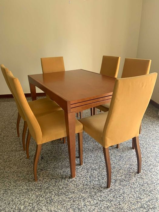 Mesa de Jantar com 6 cadeiras.