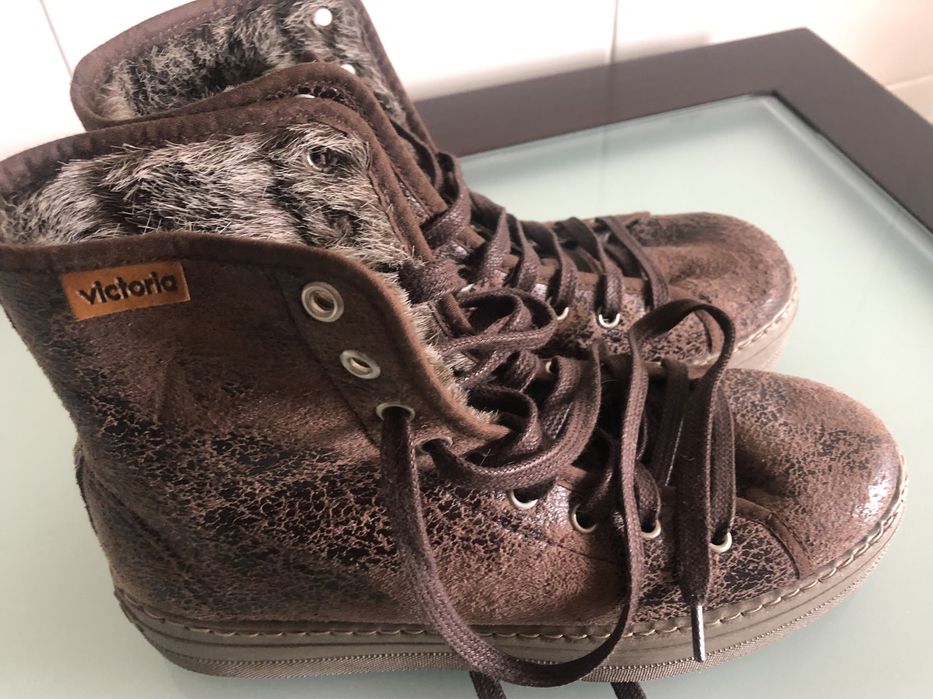 Botas castanhas, Victoria