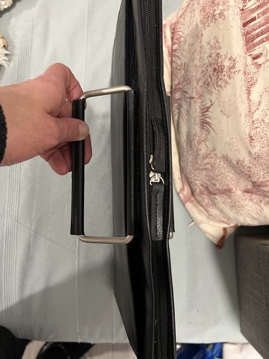 Pasta/mala preta, em pele