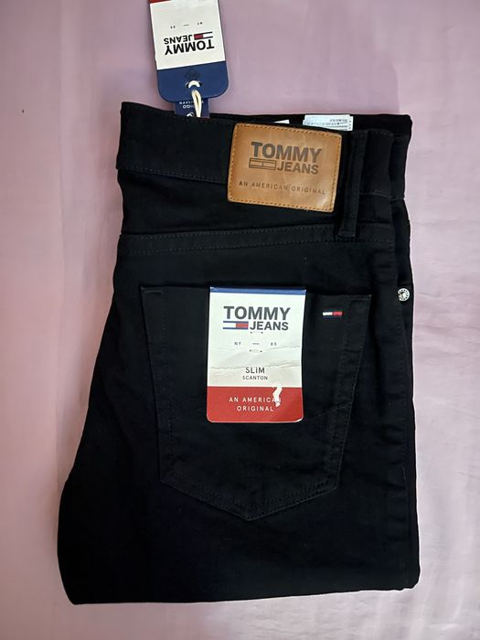 Wyprzedaż spodnie męskie Tommy Jeans.