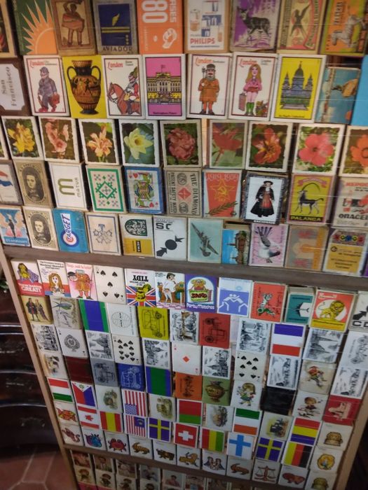 Colecção de 250 caixas de fosforos  num quadro