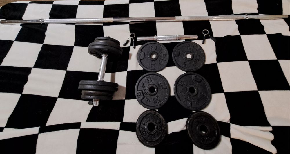 Halteres  e barra de musculação