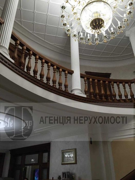 Продається триповерховий будинок.