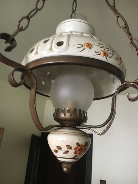 Żyrandol, stylizacja na lampa naftowa. Antyk, zabytek