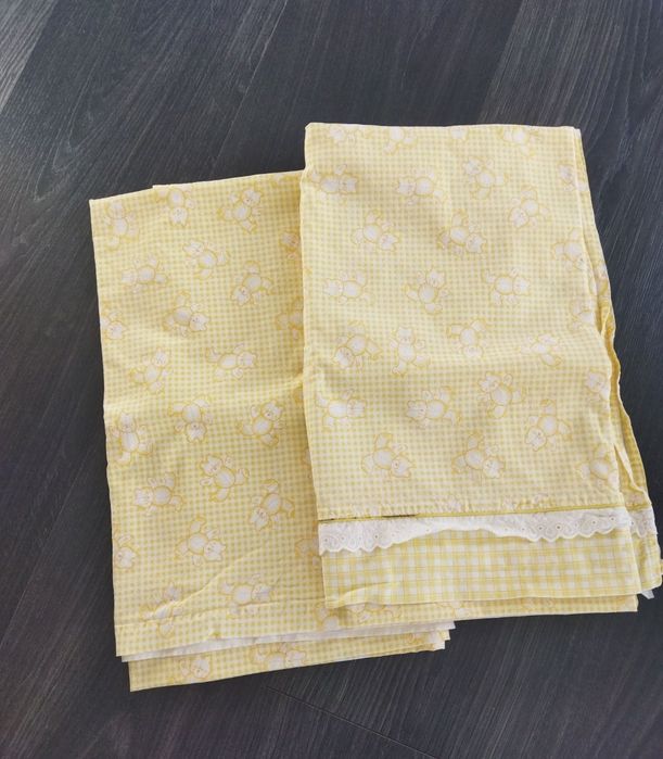 Contorno de berço e lençóis