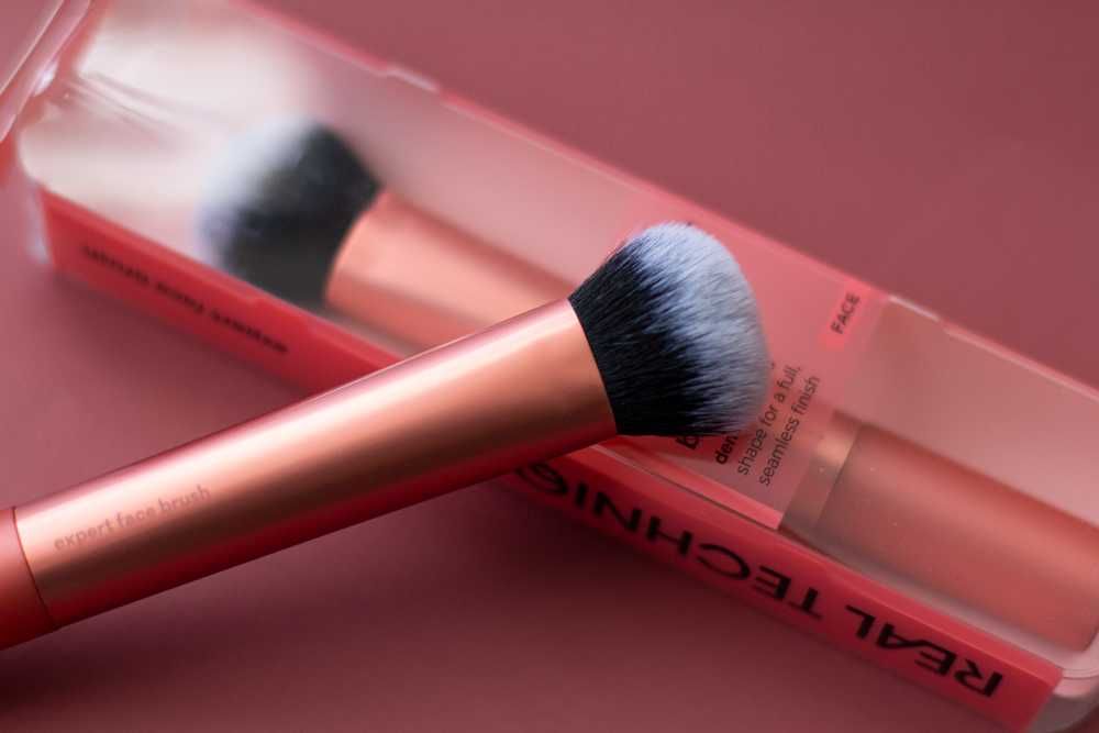 Пензель для макіяжу Real Techniques, для тональної основи (200)