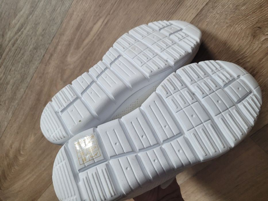 Белые текстильные кроссовки на девочку