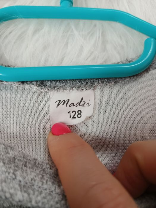 Sweter, Madżi, 128, szary, cekinowe serce, czarna falbanka