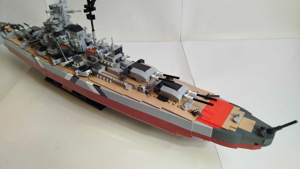 Sluban M38-B1102 Pancernik Bismarck / Tirpitz, 1849 elementów, skala 1:350 + gratis