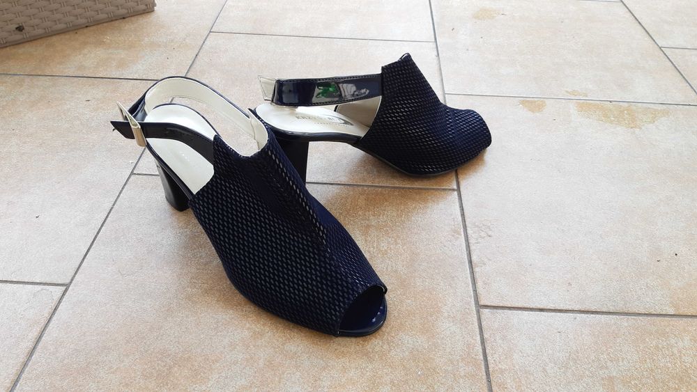 Skórzane buty na obcasie rozm. 39