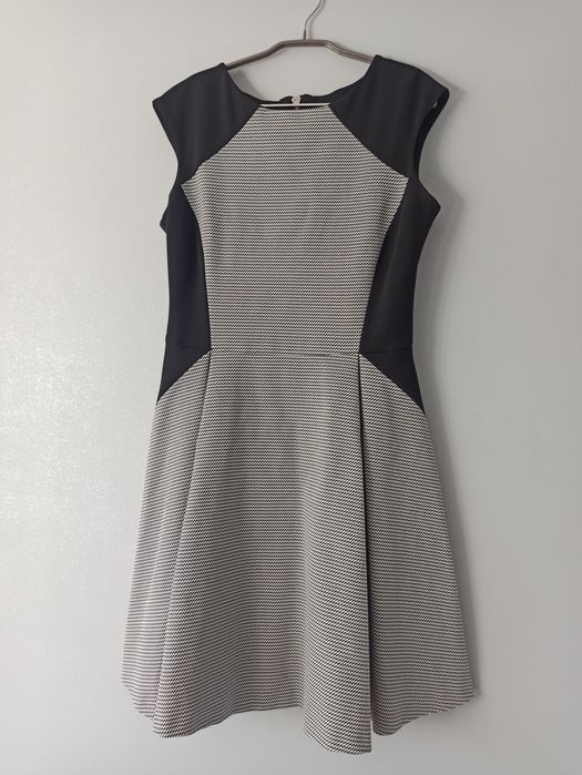 Sukienka reserved rozkloszowana