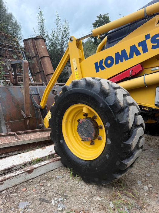 Retro-escavadora Komatsu WB93R-8 L3
