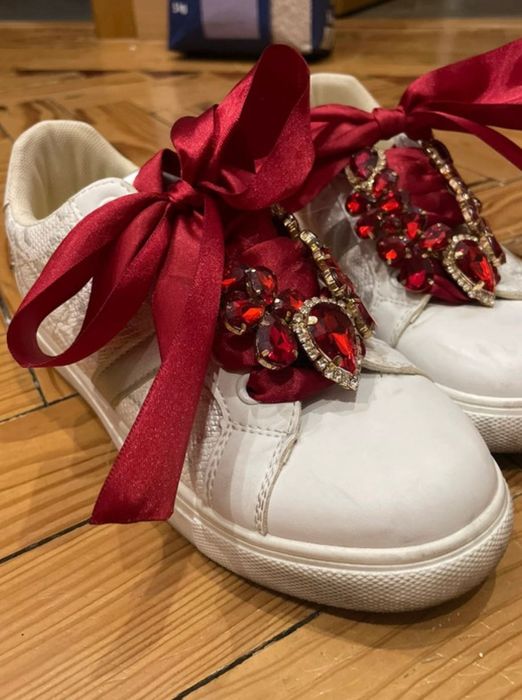 Ténis com laço vermelho