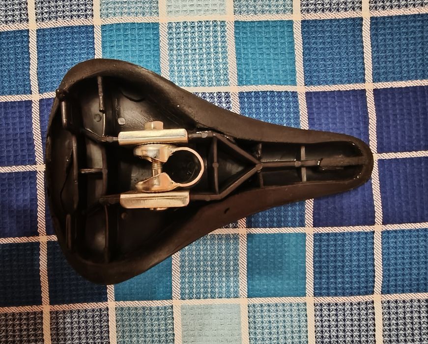 siodełko rowerowe marki Iscaselle z jarzmem