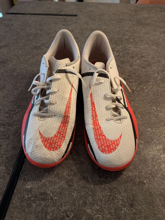 Chuteiras Nike Phantom brancas e laranjas