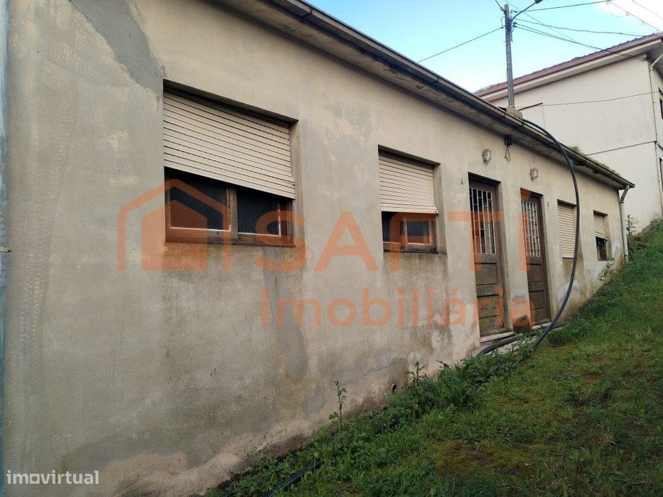 Moradia Térrea com 2 T1 de utilização Independente, para reabilitar...