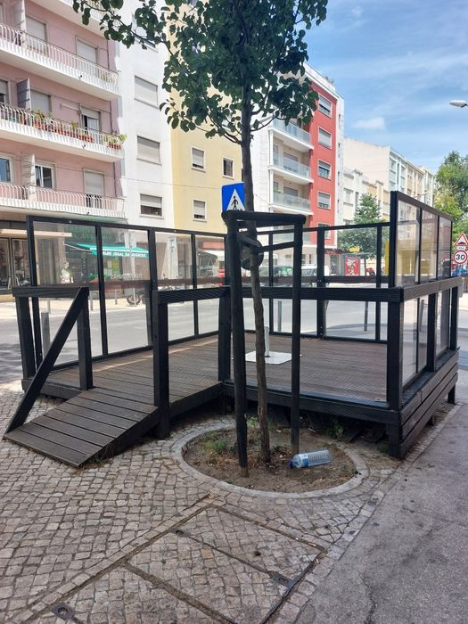 Elegante esplanada em madeira marítima,  robusta e resistente