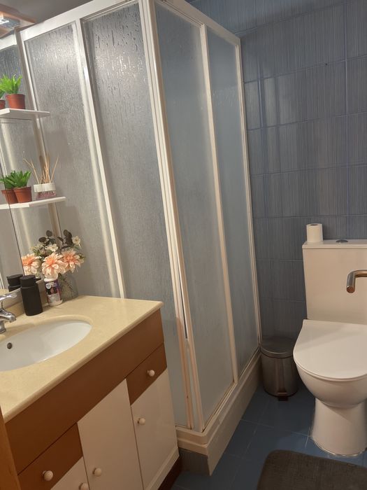 Alugo quarto Boa localização.  Mais  informações chamar  no privado.