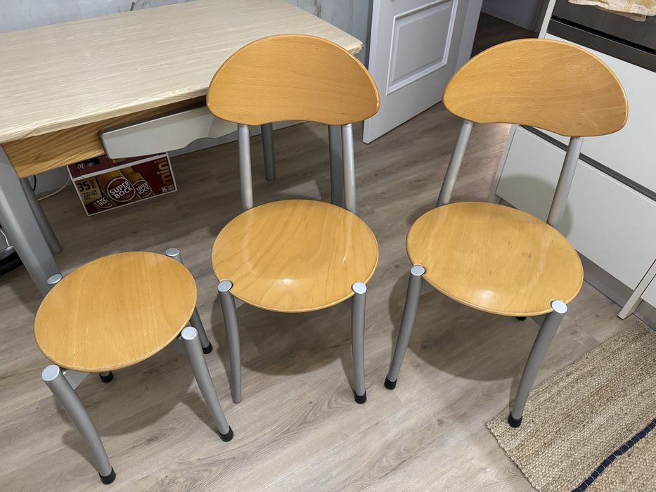 Mesa extensivel com 2 cadeiras e 1 banco