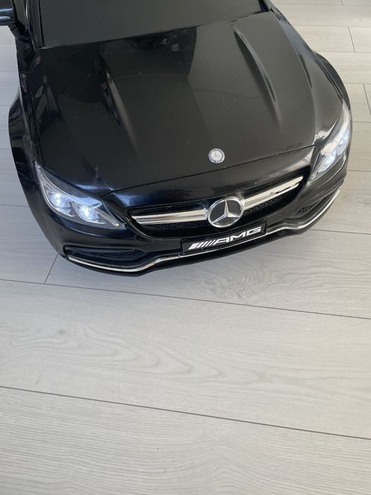 Mercedes-Benz, model C63 AMG na pilota akumulatory