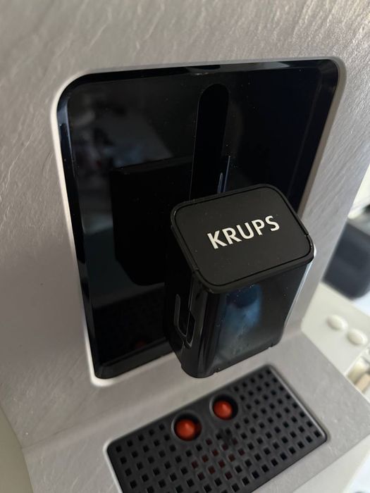 Продам кофемашинку Krups EA897A10