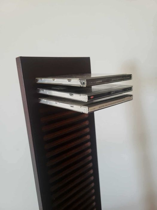 Torre CD's em Madeira Bangue