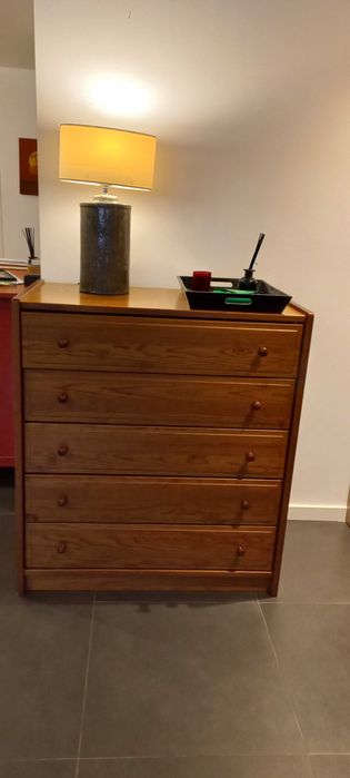 Cómoda / Camiseiro Cerne